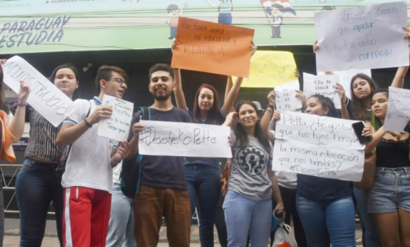 Estudiantes reclamaron la renuncia del ministro de Educación de Paraguay