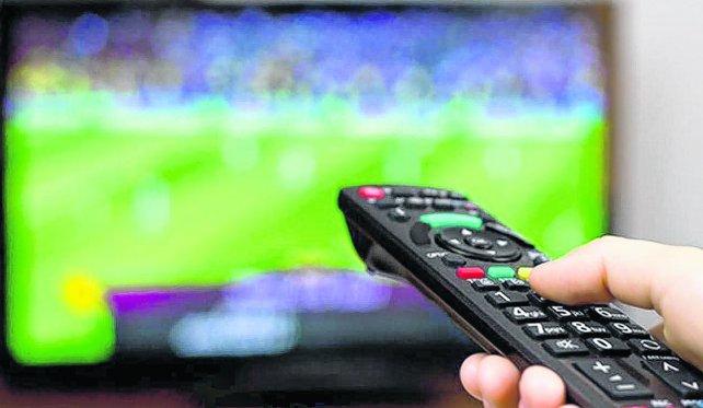 Pese a que la Superliga está suspendida, siguen cobrando el “Pack Fútbol”