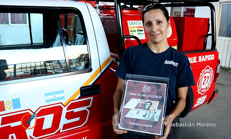 Bomberos Voluntarios reciben los billetes de $5 como donación