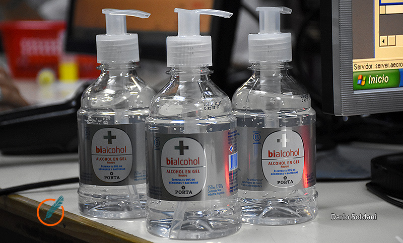 Especulación desenfrenada en el precio de alcohol en gel y barbijos por el coronavirus