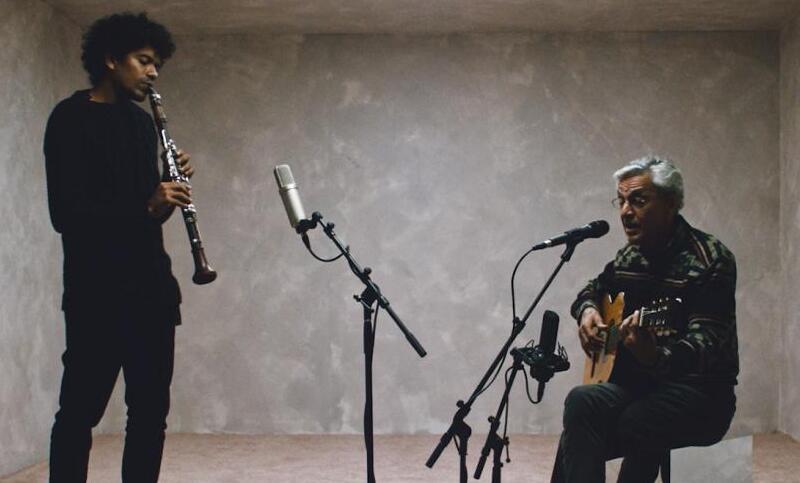 Caetano Veloso lanza un disco intimista junto al clarinetista Ivan Sacerdote