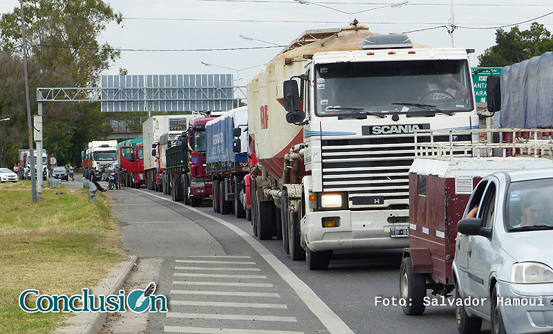 Camioneros: «Nosotros no llevamos el virus, llevamos tu alimento»