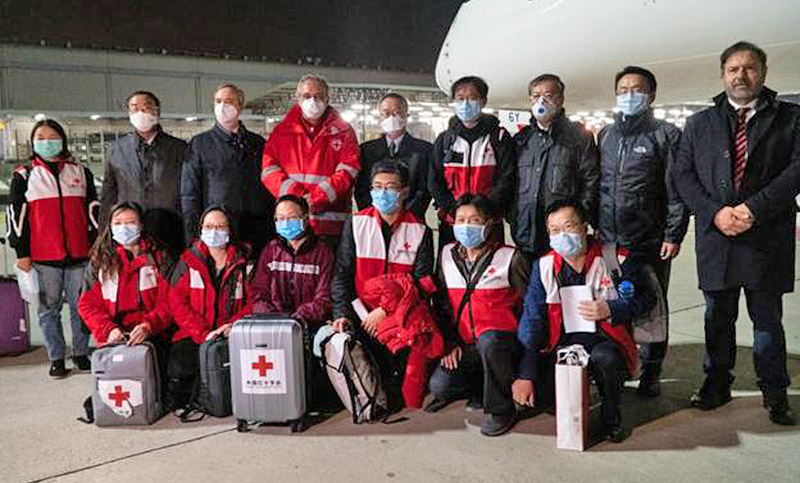 Médicos chinos llegaron a Italia para combatir el coronavirus como hicieron en Wuhan