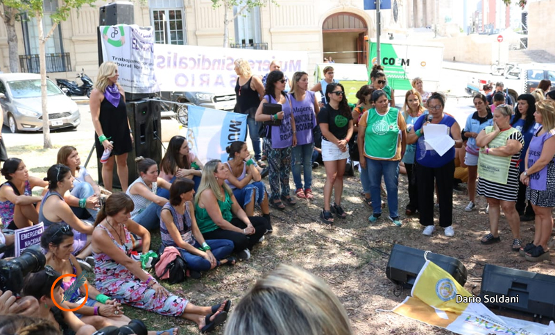 Mujeres sindicalistas y concejalas participaron de una sentada frente al Concejo