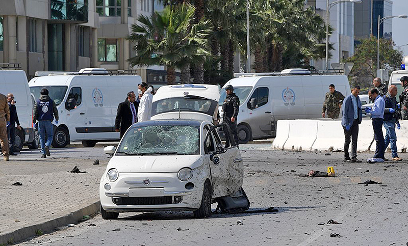Atacantes suicidas mataron a un policía cerca de la embajada de EEUU en Túnez