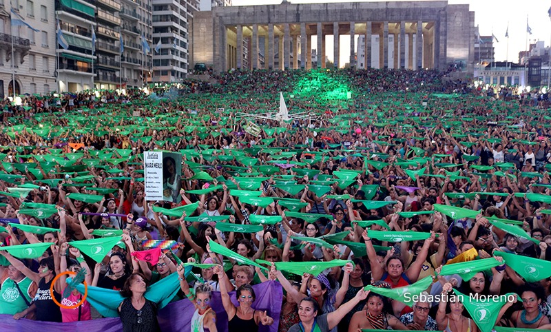 El Paro Nacional de Mujeres se hizo sentir con una gran marcha en Rosario