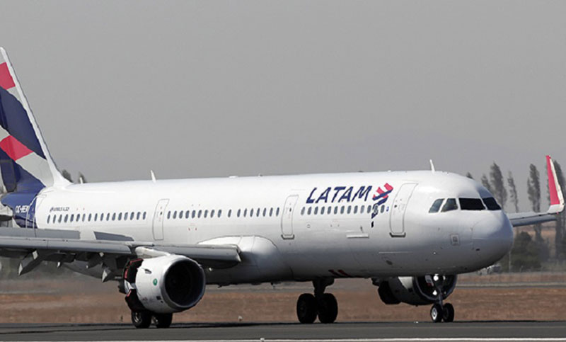 Aeronáuticos denuncian a Latam por intentar reducir salarios en un 50%