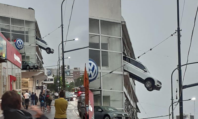 Un automóvil quedó colgando del segundo piso de un concesionario en Acassuso: rescataron al conductor