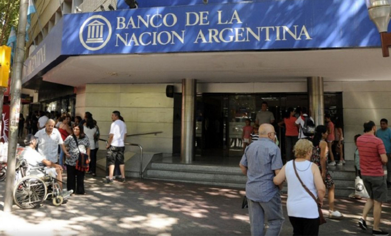 Jubilados y beneficiarios de AUH podrán cobrar sin tarjeta de débito