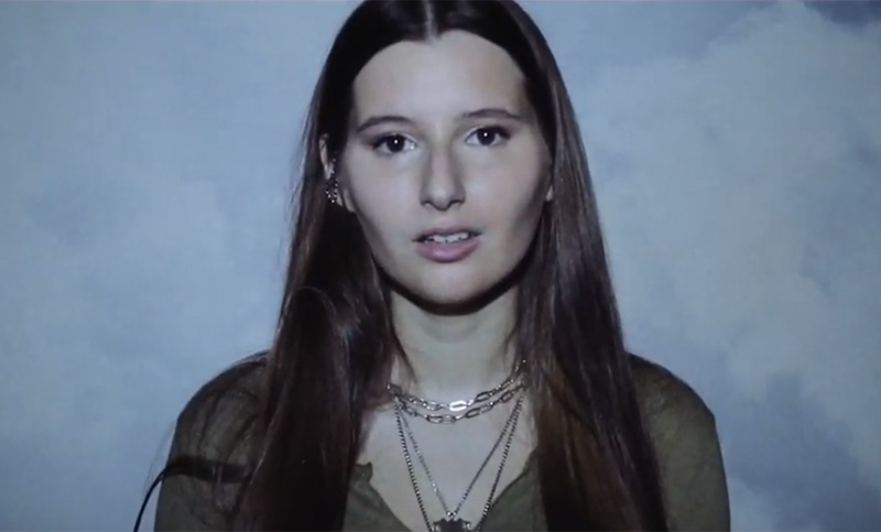Cerca en la distancia: la rosarina Delfina Beltramone estrenó videoclip grabado en aislamiento
