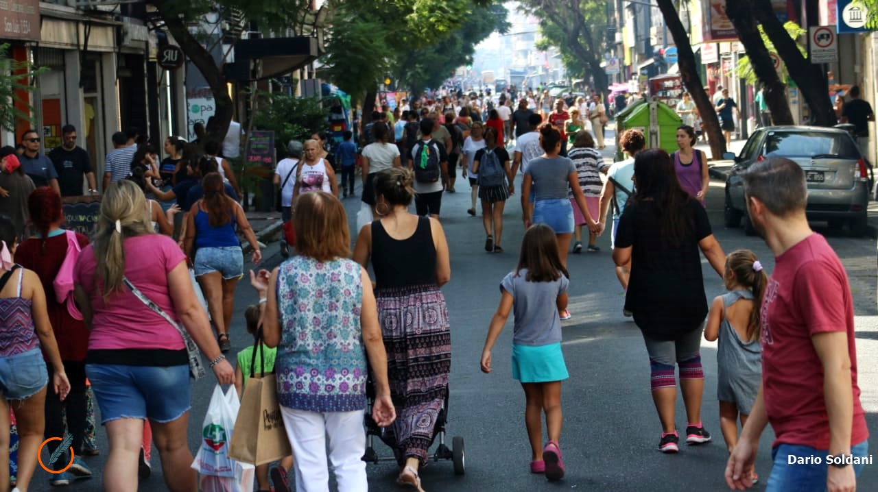 Sábado de ofertas escolares en la peatonalización de calle San Luis