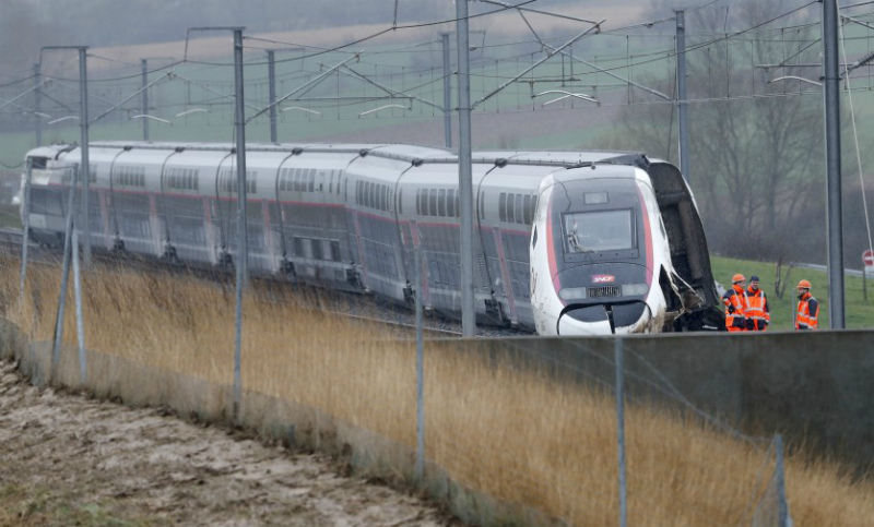 Al menos 21 heridos al descarrilar un tren de alta velocidad en Francia