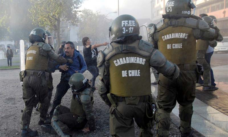 Casi 30 detenidos en nuevas protestas en el centro de la capital chilena