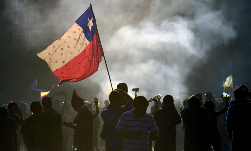 Un hombre murió producto de una bomba lacrimógena durante una protesta en Chile