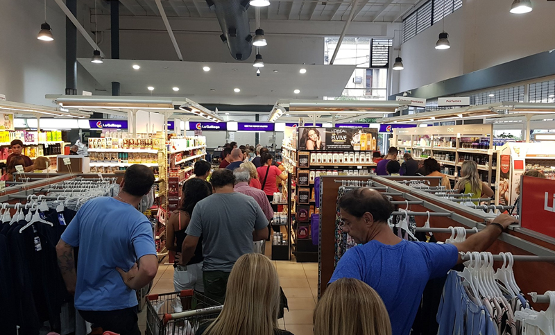 Largas colas en supermercados para aprovisionarse ante eventualidad de aislamiento obligatorio
