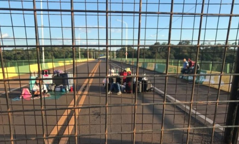Diecisiete argentinos quedaron varados en el puente de Puerto Iguazú