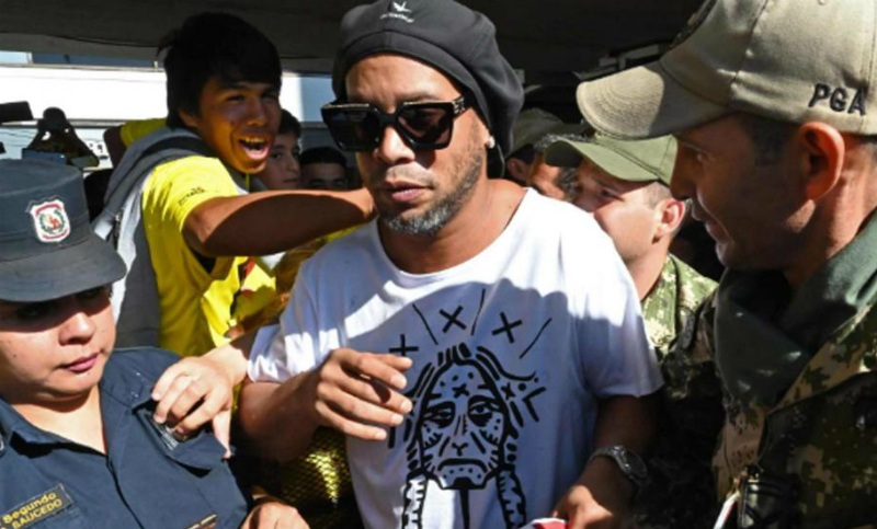 Ronaldinho declara en Paraguay tras ingresar con pasaporte falso