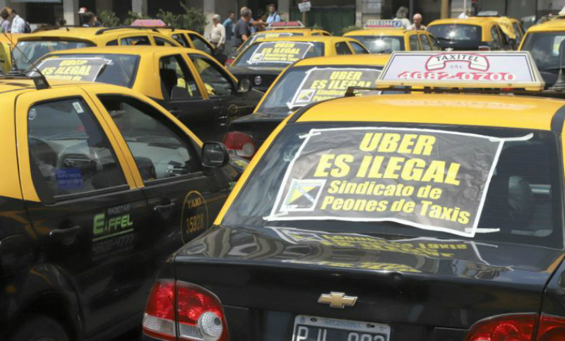 Taxistas protestaron contra Uber frente a la Legislatura porteña