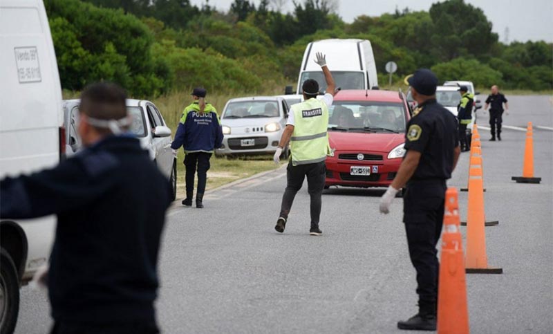 Largas filas de turistas para entrar en Pinamar y Villa Gesell, que tendrán todos sus negocios cerrados