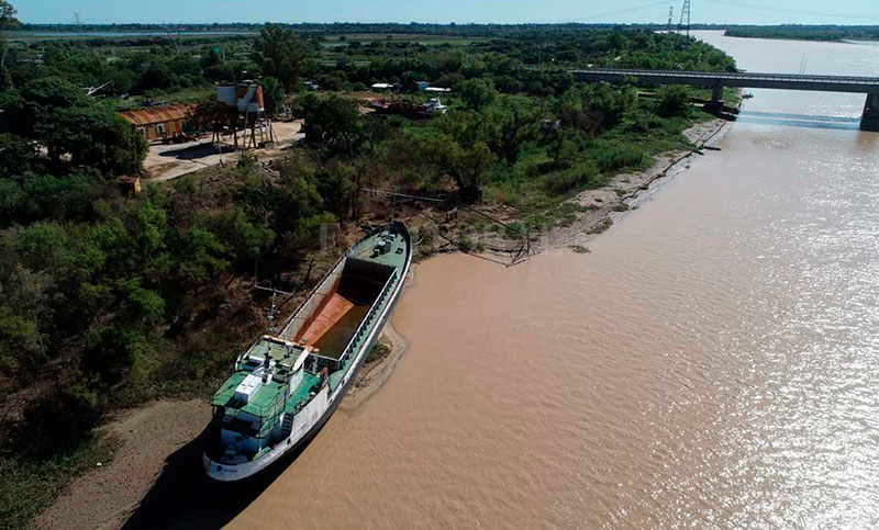 El río Paraná tiene menos de 50 centímetros en la capital de Entre Ríos y superó una marca de 1971