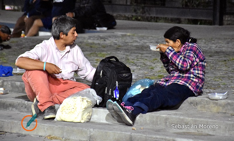 Cada vez más gente se acerca a recibir alimento en la calle