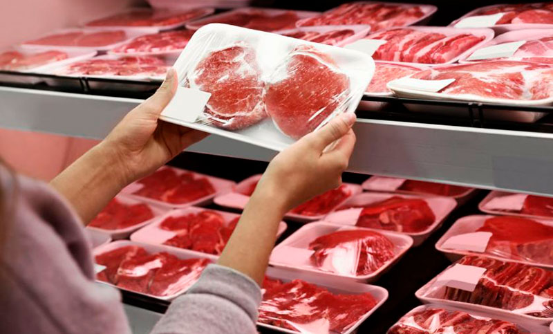 Plantas empacadoras  de Estados Unidos distribuyen al público más COVID-19 que suministros de carne