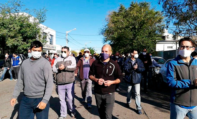 Pese al aislamiento, obreros textiles marcharon por Trelew contra las rebajas de sus salarios
