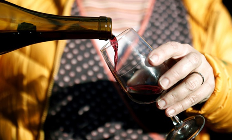 La OMS pidió que la gente deje de tomar alcohol en la cuarentena