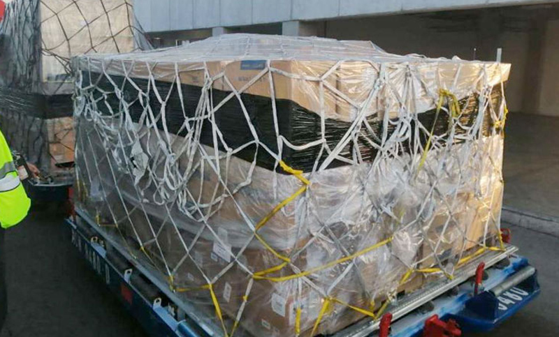Llegó de China un segundo vuelo con insumos sanitarios para personal médico