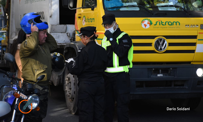 Cinco detenidos y dos autos y una moto remitidos al corralón por no cumplir el aislamiento
