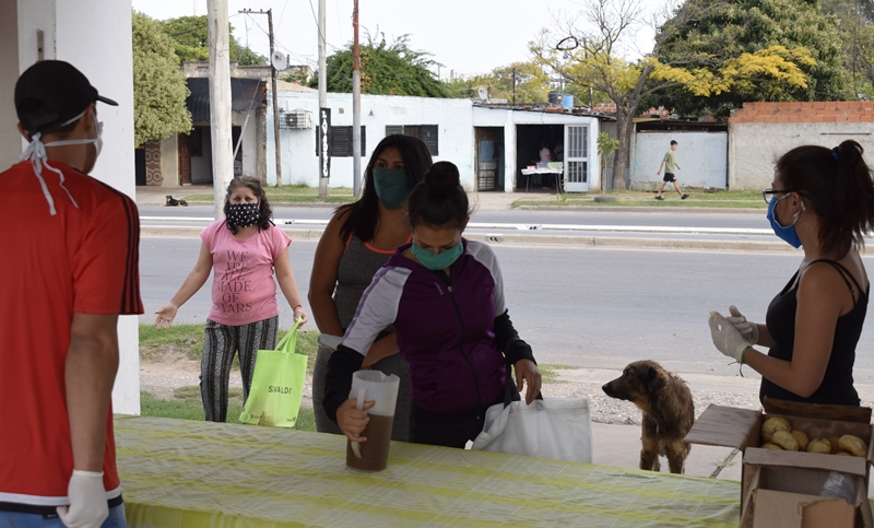 El club 27 de Febrero brinda alimento para las personas del barrio