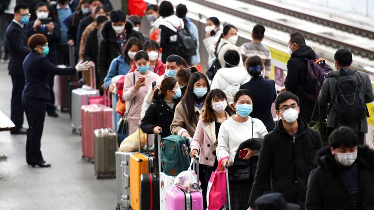 Miles de chinos abandonan Wuhan tras el levantamiento de la cuarentena