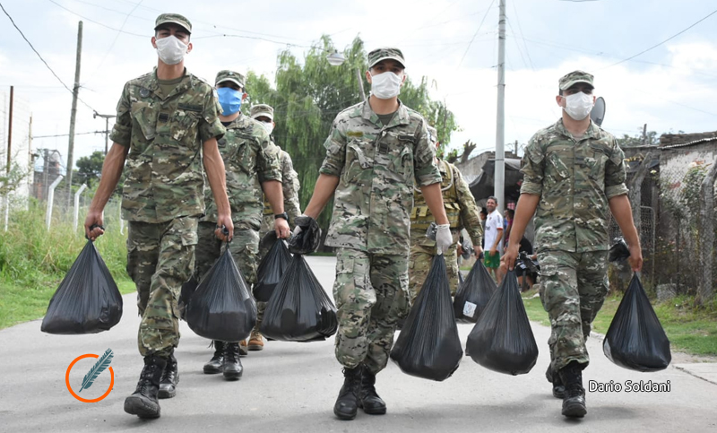Las Fuerzas Armadas reparten bolsones de comida en la zona oeste de la ciudad