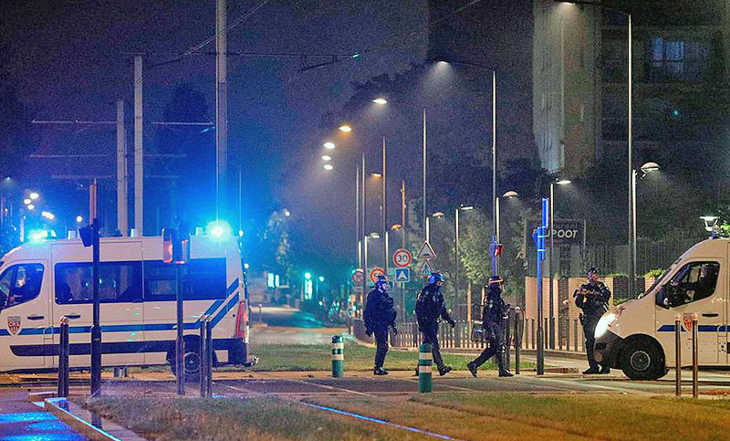Por cuarta noche consecutiva, la periferia de París fue escenario de disturbios callejeros