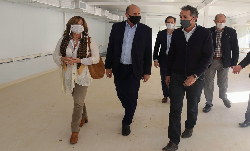 Perotti y Katopodis recorrieron el hospital modular de Baigorria, construído para combatir al coronavirus 
