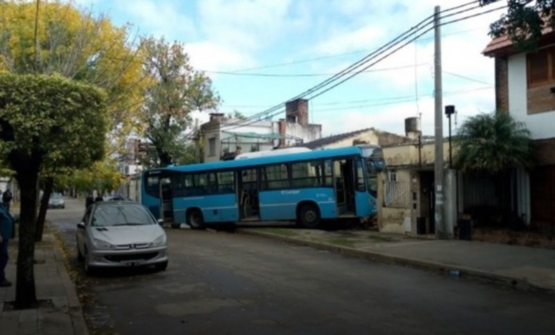 Un colectivo se incrustó en una vivienda luego de que su conductora se desmayara