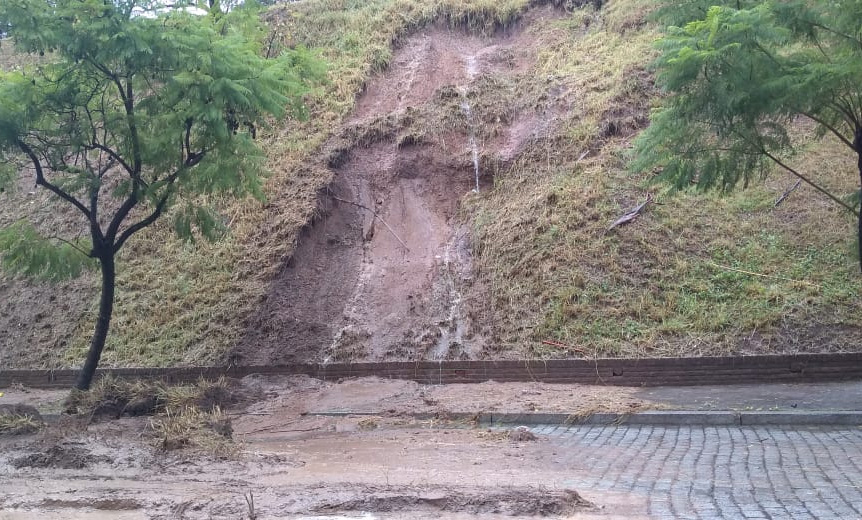 Por la tormenta, cedió una parte de la barranca frente al Parque Urquiza
