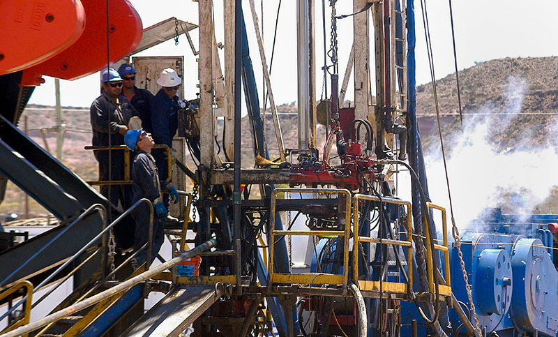 Finalmente, petroleros firmarán rebaja salarial del 40% para los operarios suspendidos