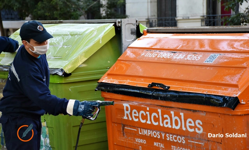 La Municipalidad lava y desinfecta contenedores para prevenir el coronavirus