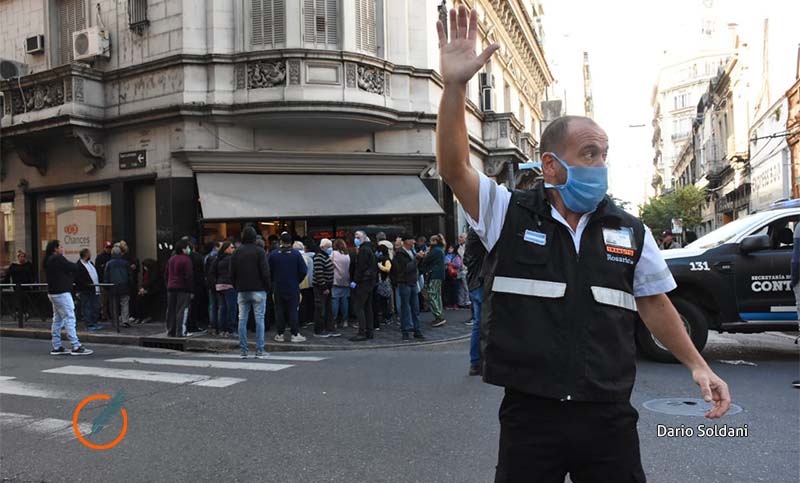 Desborde en la city rosarina: riesgo de contagio por la gran afluencia de jubilados y beneficiarios