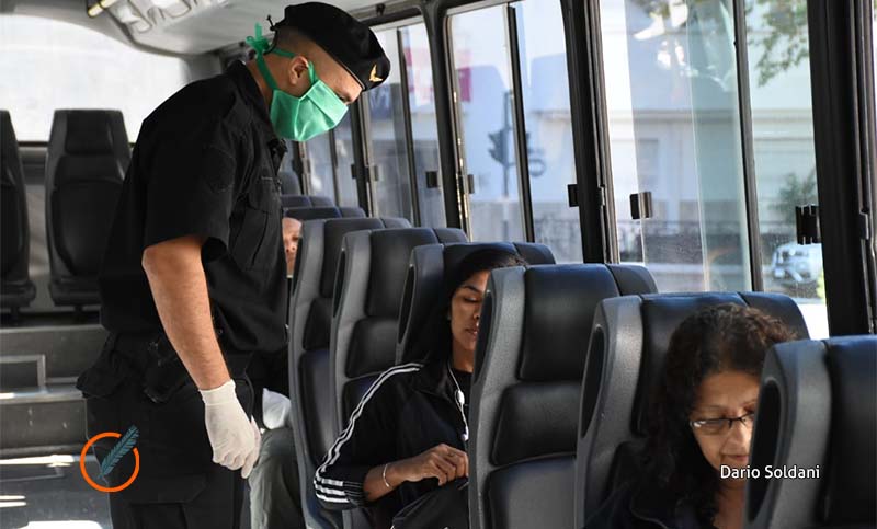En un nuevo operativo detuvieron sin permiso de traslado a cinco personas que iban en colectivos y autos