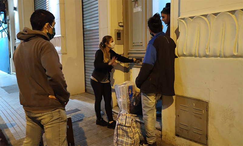 Universitarios Solidarios, asisten a personas en situación de calle