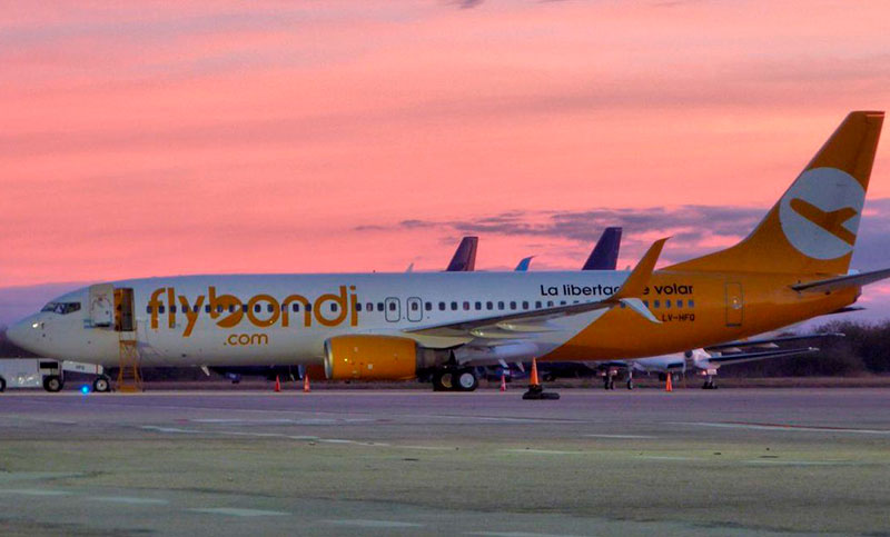 Flybondi recortará 30% los salarios e incorporará flexibilidad laboral