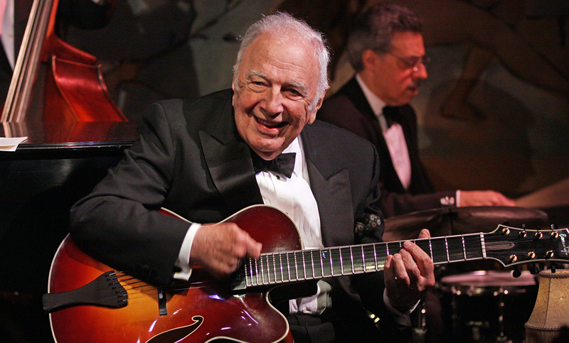Fallece el guitarrista de jazz Bucky Pizzarelli por coronavirus