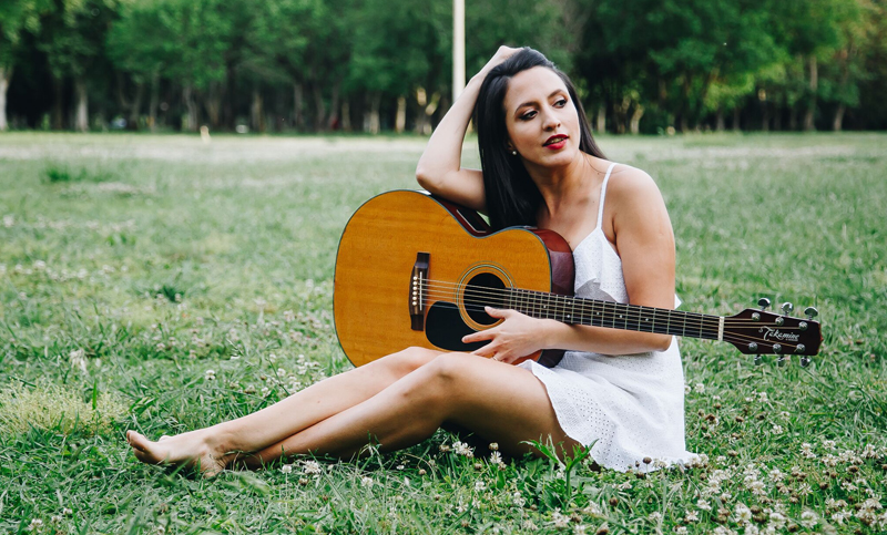 La cantautora Majo Clutet presentará su EP «El río va» en cuarentena desde Tailandia