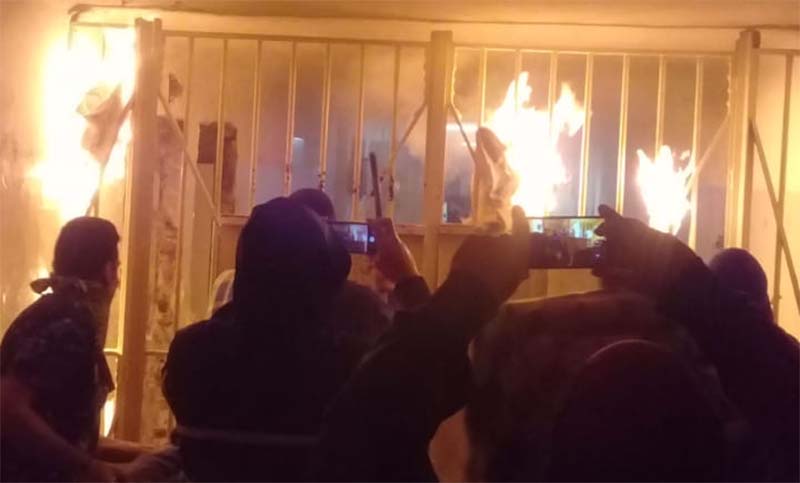 Estalló un motín en Devoto: presos suben a los techos de la cárcel