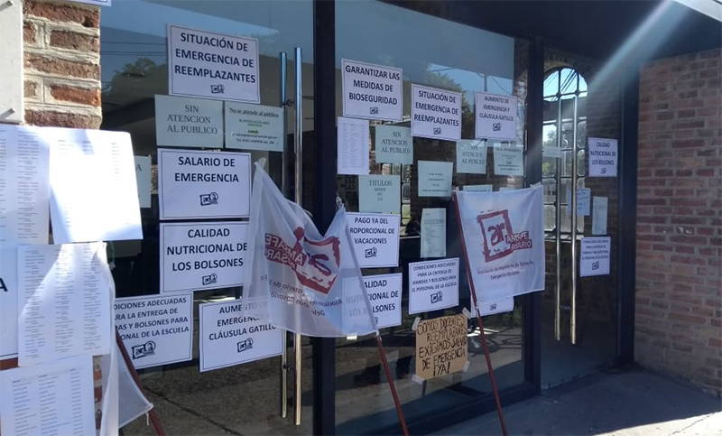 Docentes reemplazantes llevaron sus reclamos al Ministerio de Educación, pero encontraron la puerta con candado