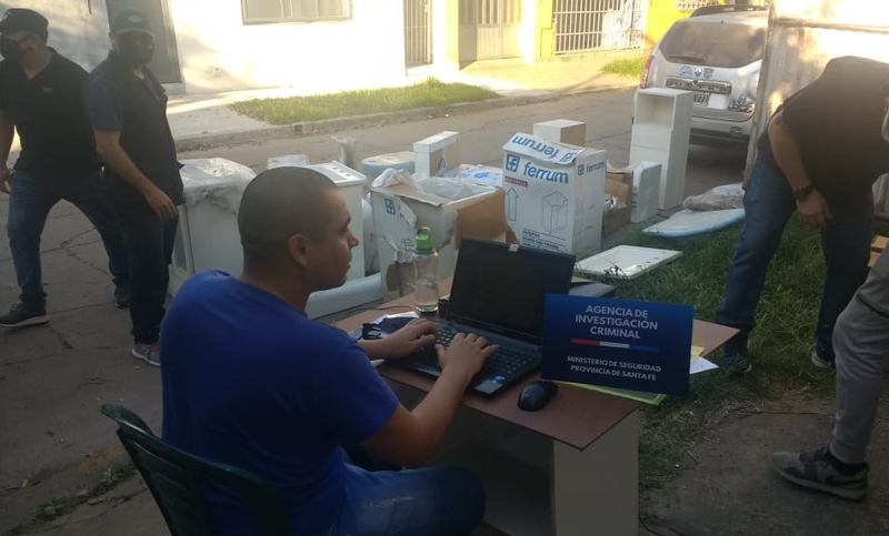 Detienen a dos personas por robar materiales sanitarios por valor millonario y montar una falsa empresa