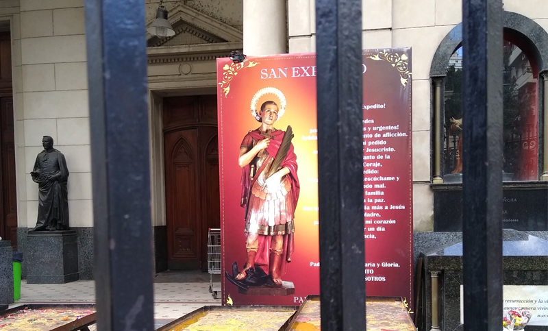 Celebración atípica de San Expedito: pocas personas en la puerta y muchos fieles desde su casa de manera virtual