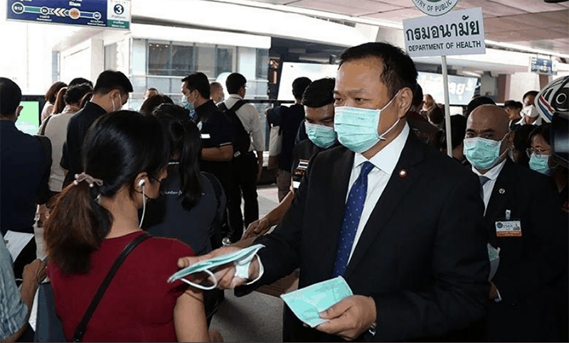 Tailandia instala máquinas expendedoras de barbijos de tela en el transporte público